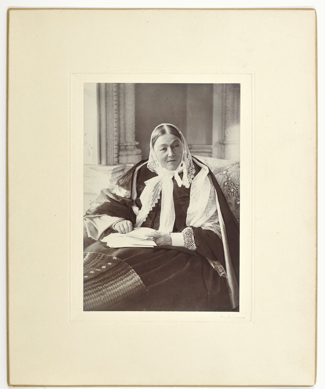 Florence Nightingale, sitzend auf einer Couch im Blauen Zimmer im Claydon House, 1891 von English Photographer