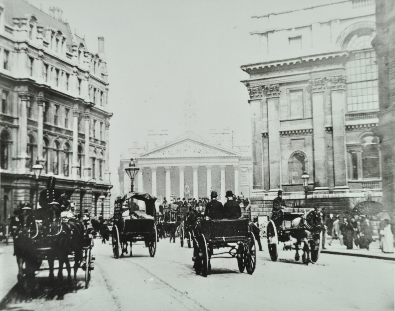 Von Queen Victoria Street zu Mansion House Street mit Royal Exchange, City of London, 1895 von English Photographer