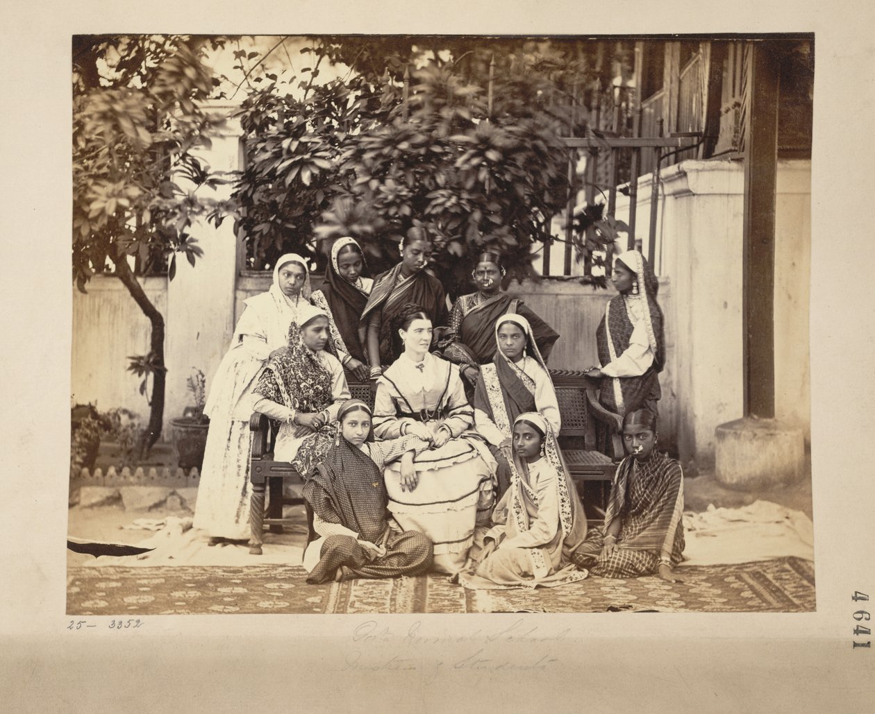 Gruppe von Lehrerin und Schülern der Regierungsschule, Bombay von English Photographer
