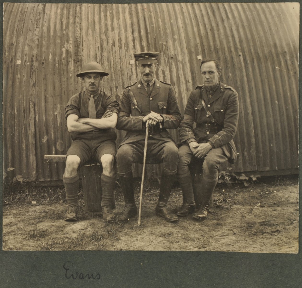 Gruppe von drei Soldaten vor einer Nissan-Hütte, ca. 1914-18 von English Photographer