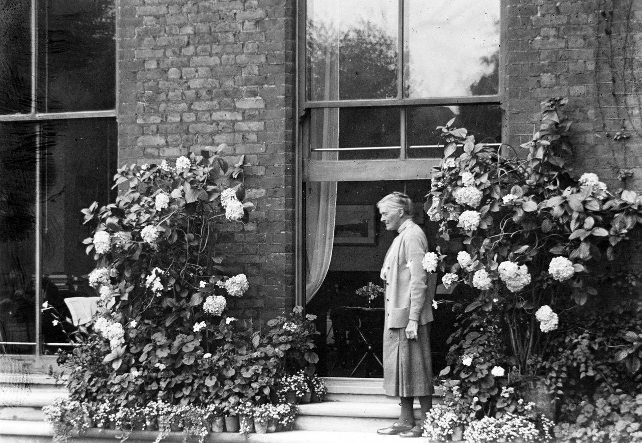 Gulielma Lister in ihrem Haus, Sycamore House, Leytonstone, ca. 1930 von English Photographer