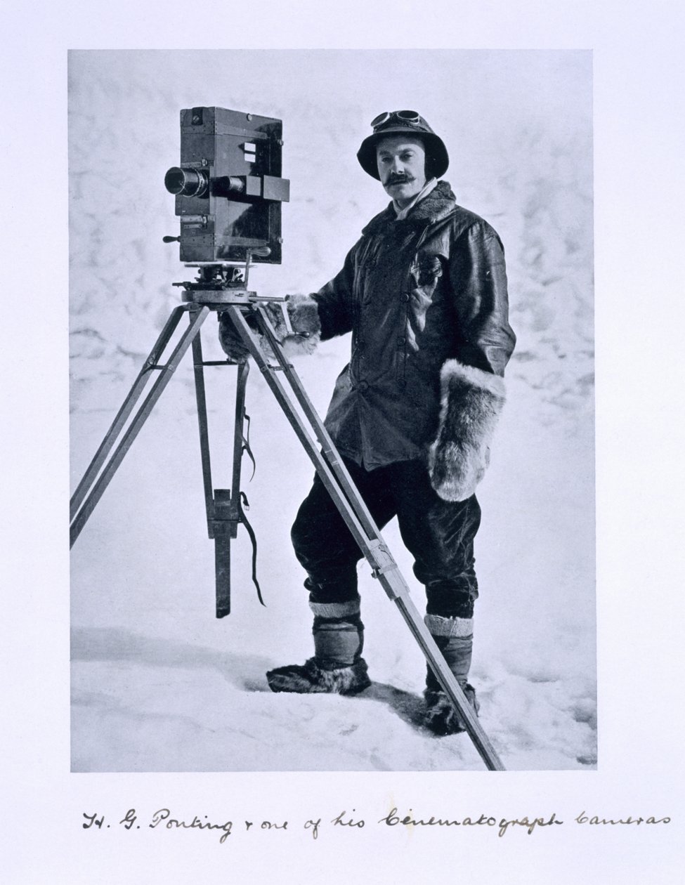 Herbert Ponting (1870-1935) mit einer Filmkamera auf der Terra Nova Expedition (1910-13) zum Südpol unter der Leitung von Captain Scott, 1910-12 von English Photographer