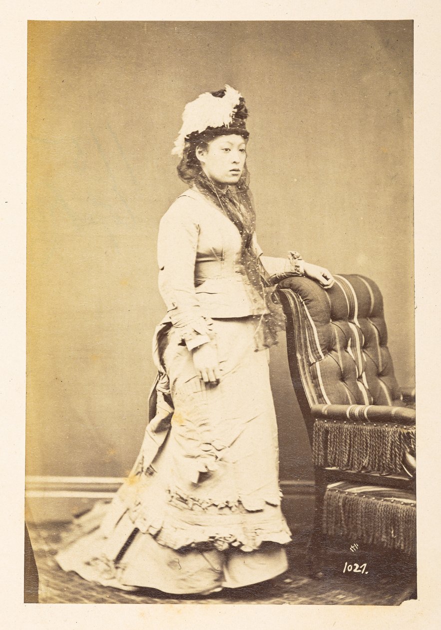 Japanische Frau in europäischer Kleidung, Ganzkörper-Studio-Porträt einer jungen japanischen Frau in westlicher Kleidung und Hut, Fotograf: Unbekannt, Lucas Sammlung: Fotografischer Bericht der Weltreise von Charles James und Morton P, Lucas von English Photographer