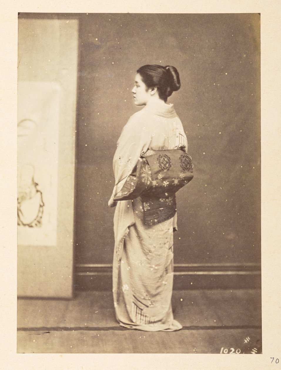 Japanische Frau in traditioneller Kleidung, Fotograf: Unbekannt Lucas Sammlung: Fotografische Aufzeichnung der Weltreise von Charles James und Morton P. Lucas von English Photographer
