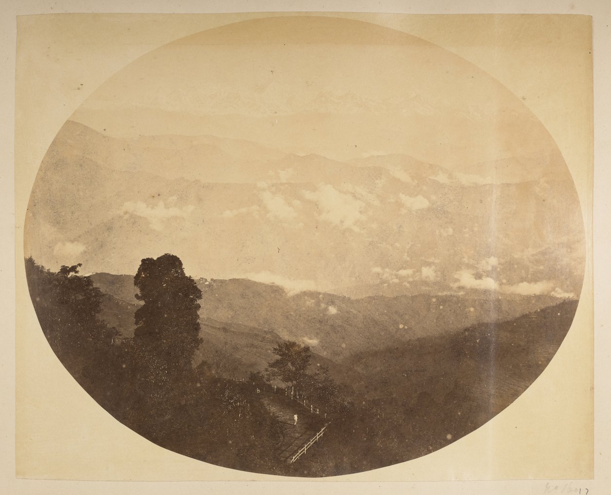 Kinchinjunga vom Hügel in der Nähe des Rathauses, Darjeeling von English Photographer