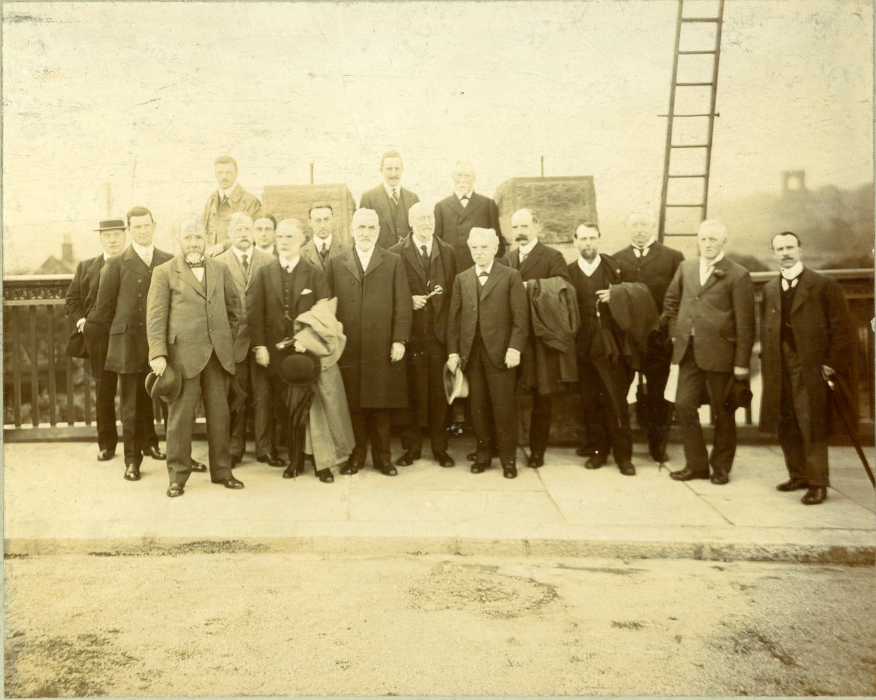 Rekonstruktion der Kirkstall-Brücke, eröffnet von Stadtrat F. M. Lupton, J.P., 28. Juni 1912 (s/w Foto) von English Photographer