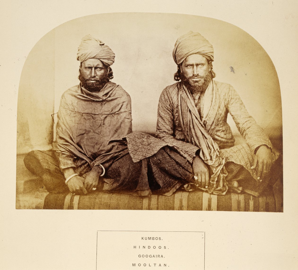 Kumbos, Hindus, Googaira, Mooltan, aus The People of India, von J. Forbes Watson, veröffentlicht 1868 von English Photographer