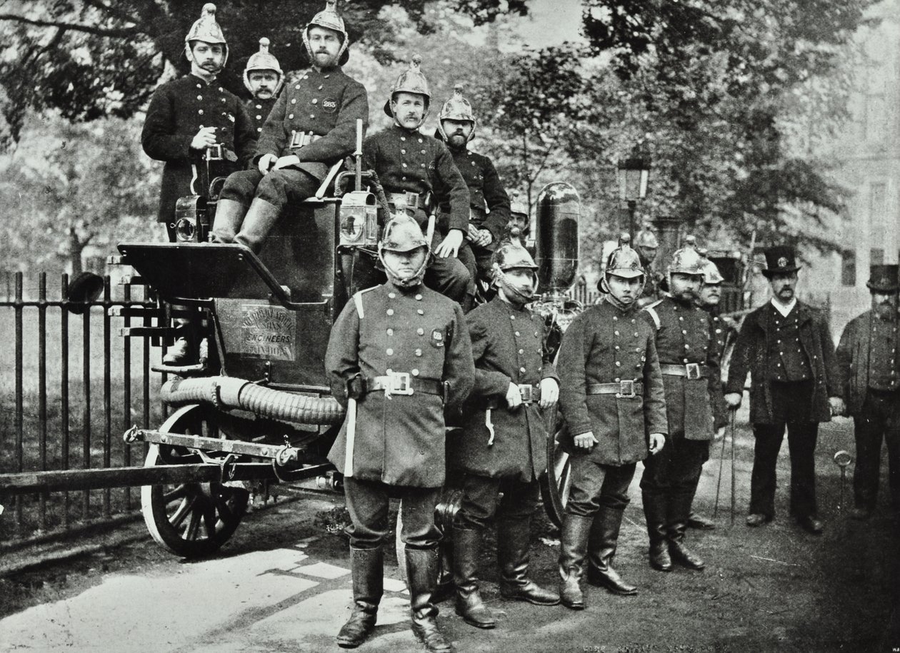 London Fire Brigade: Gruppe von Feuerwehrmännern mit Löschfahrzeug und Wasserhähnen, 1895 von English Photographer