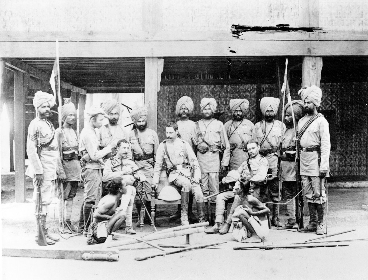 Lord Henry Rawlinson mit Sikh-Offizieren und gefangenen burmesischen Stammesangehörigen von English Photographer