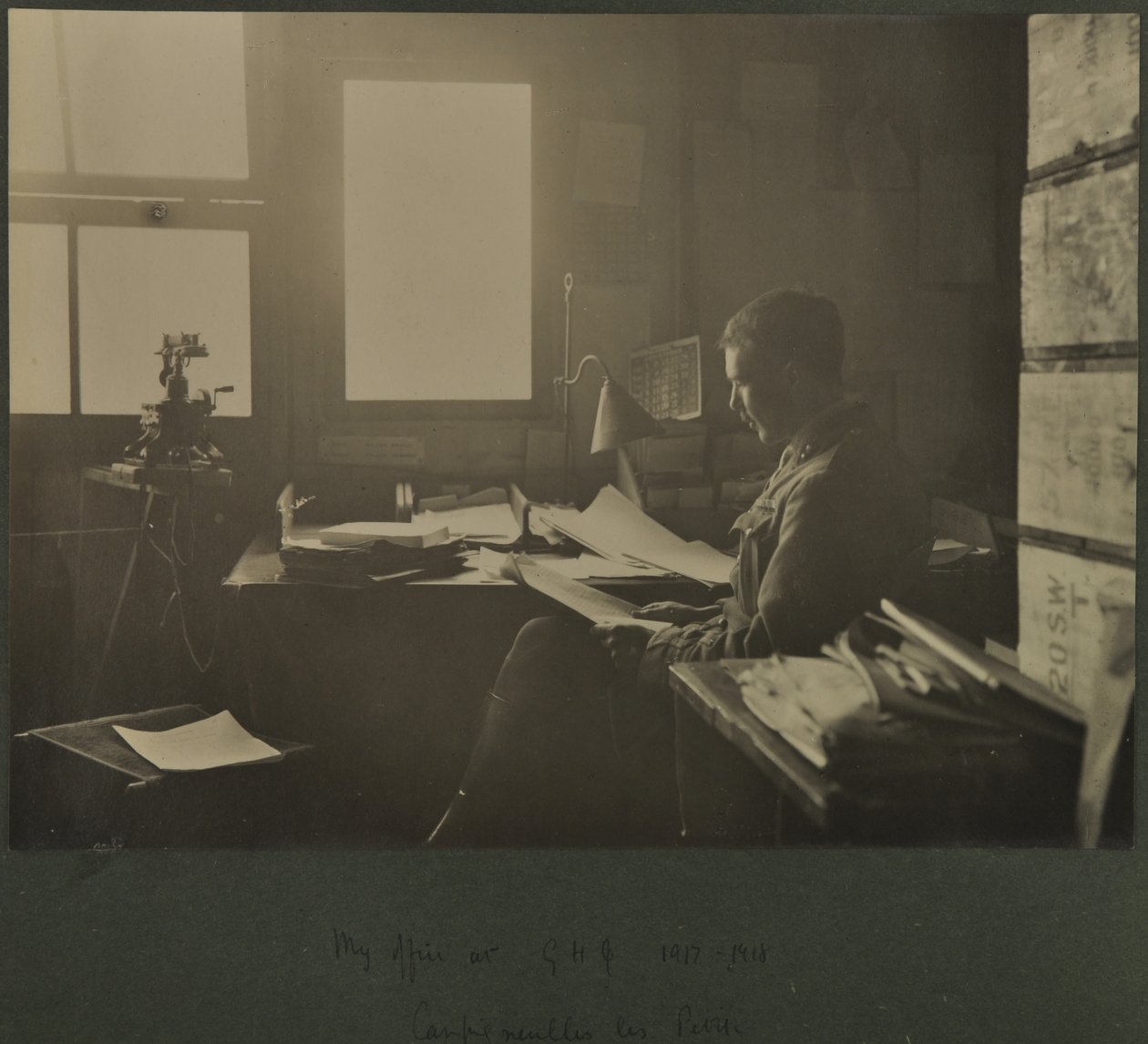 Mein Büro im GHQ, 1917-18 von English Photographer