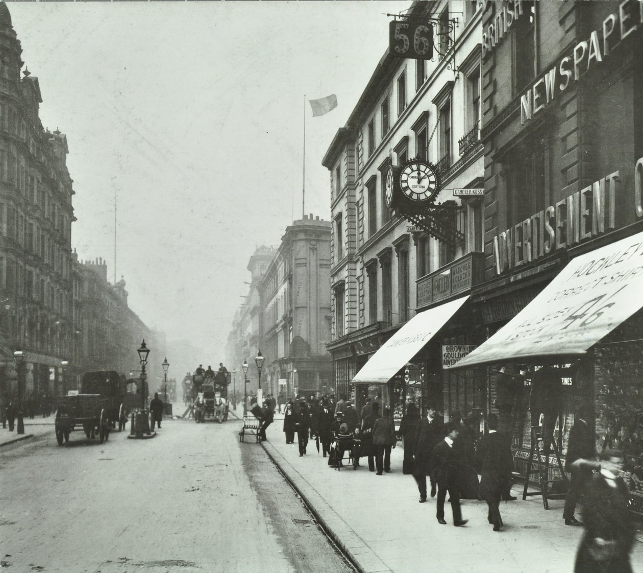 New Oxford Street: Blick nach Westen bei Bloomsbury Way, 1890 von English Photographer