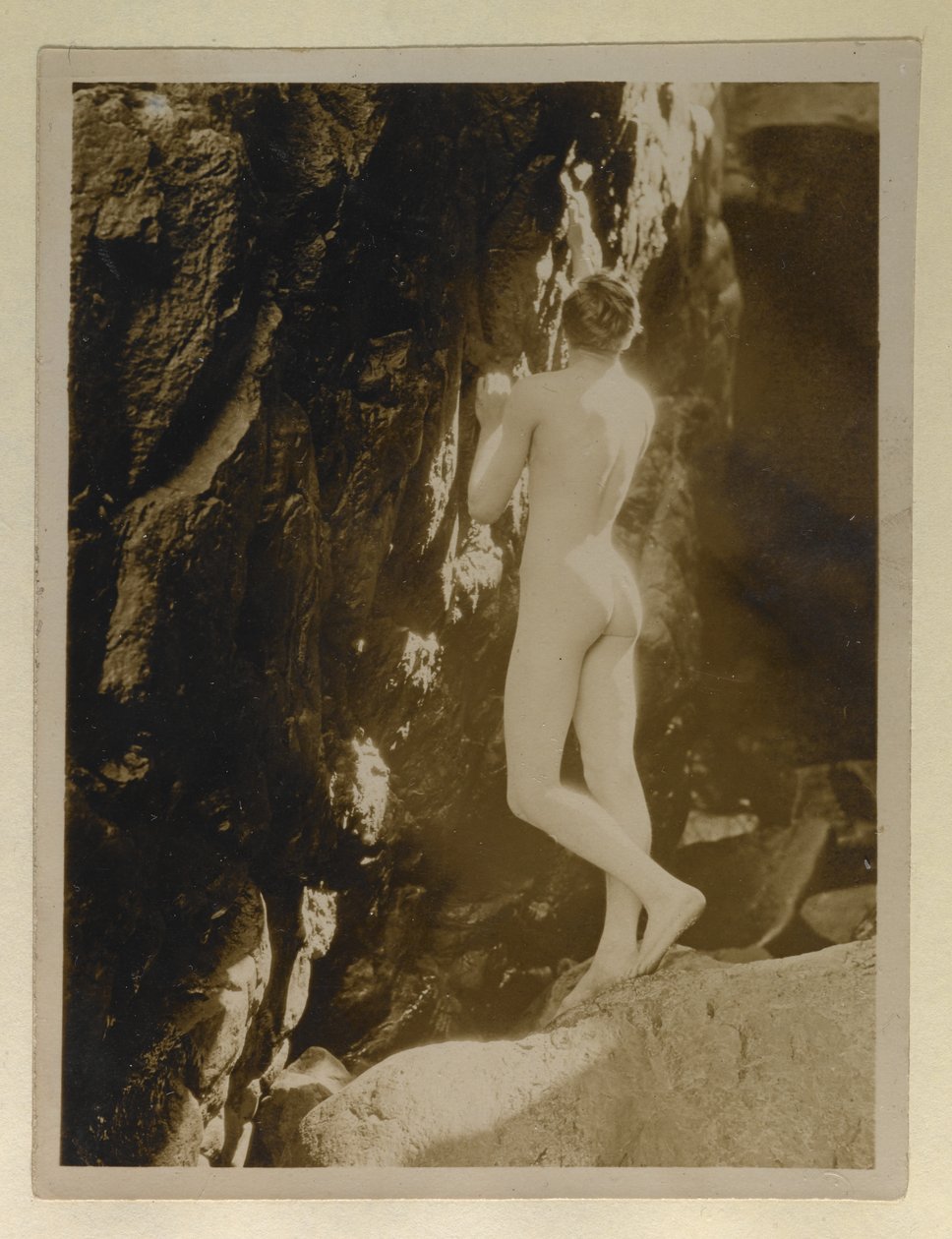 Fotografie von Alistair Graham nackt, aufbewahrt mit seinem Brief an Evelyn Waugh, ca. 1924 (Gelatinesilberdruck) von English Photographer