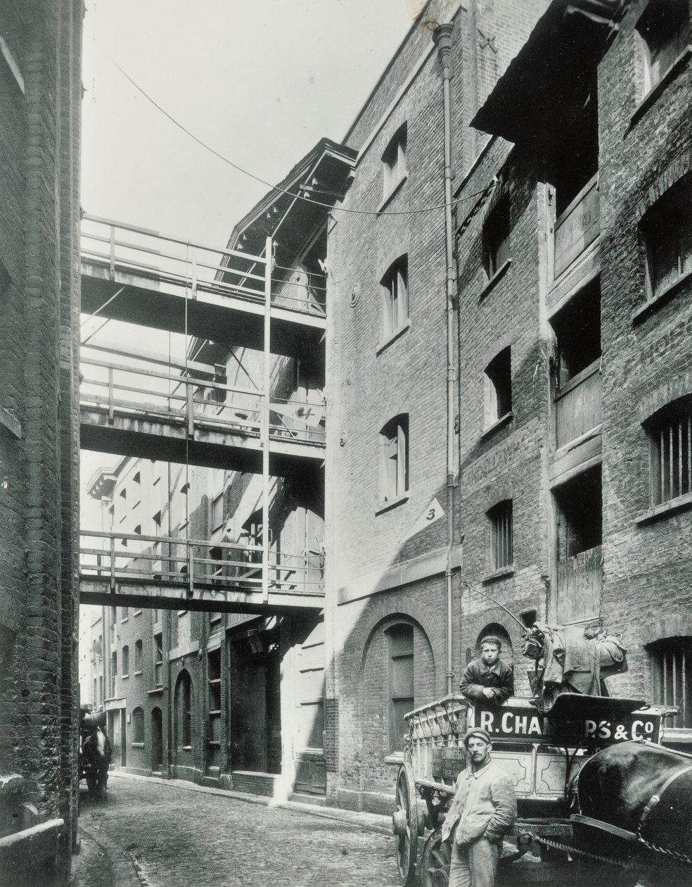 Shad Thames, London, 1890 von English Photographer