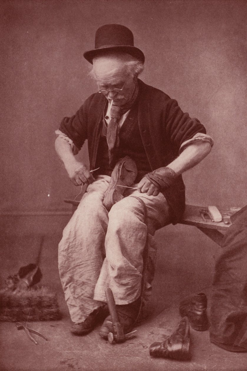 Schuhmacher bei der Arbeit von English Photographer