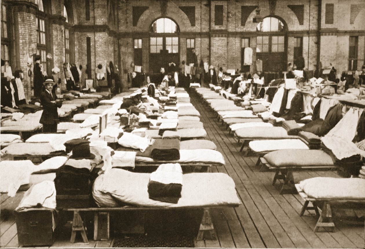 Schlafunterkunft: Die Kleine Halle, Alexandra Palace, Illustration aus Deutsche Gefangene in Großbritannien (Fotogravur) von English Photographer