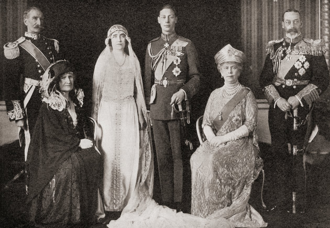 Die britische Königsfamilie bei der Hochzeit des Herzogs und der Herzogin von York, 1923, aus Die Geschichte von fünfundzwanzig Jahren, veröffentlicht 1935 von English Photographer