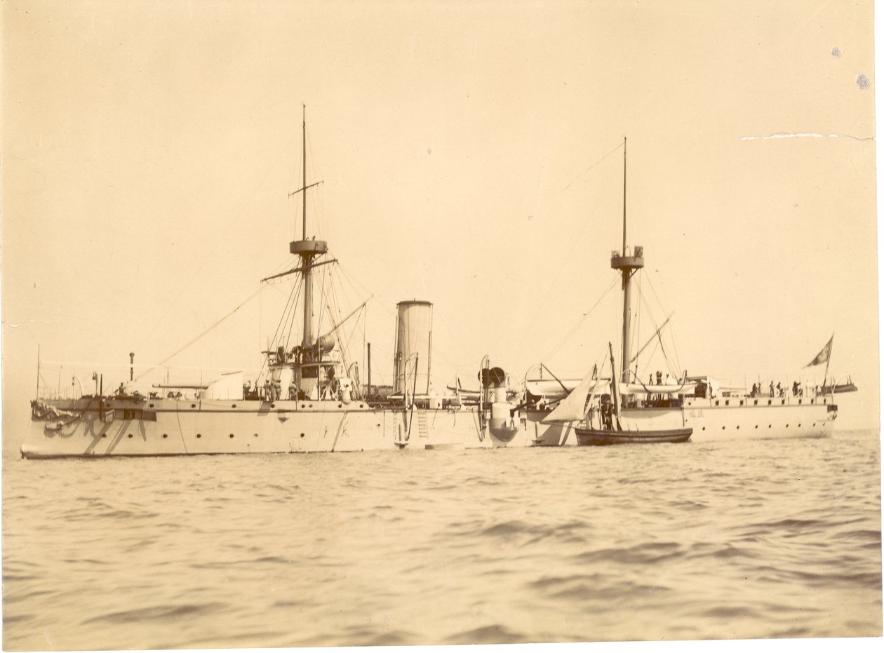 Die "Chih Yuan" vor Anker an der Südküste bei Hove, Lokaler Fischkutter daneben, ca. 1886 von English Photographer