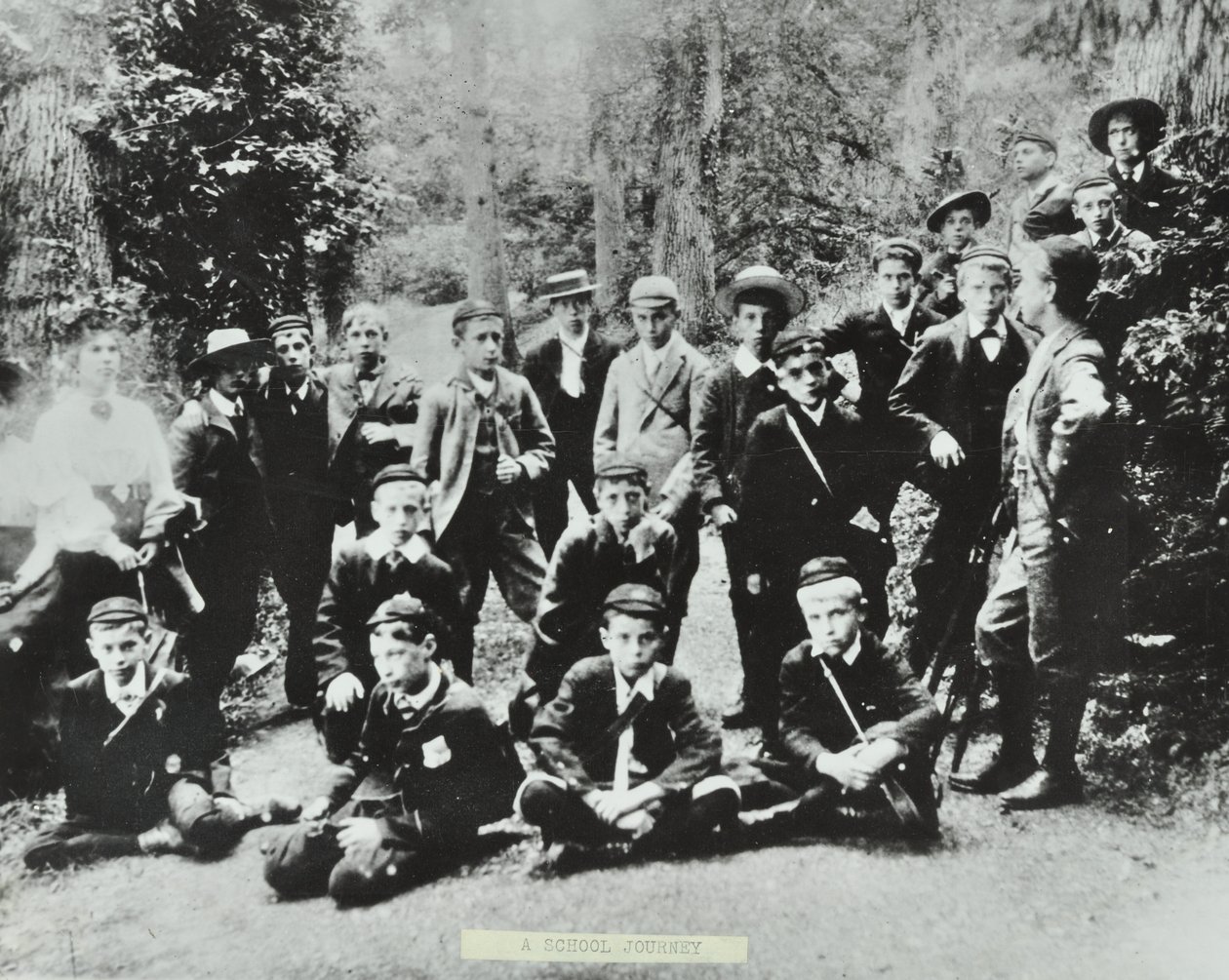 Die erste Schulfahrt des London School Board. Kinder der Bell Road Higher Grade School, Peckham besuchen ein Bergwerk im Forest of Dean, 1896 von English Photographer