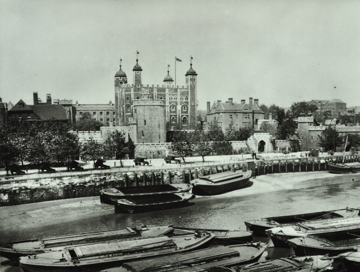 Tower of London, Tower Hill: vom Fluss, 1895 von English Photographer