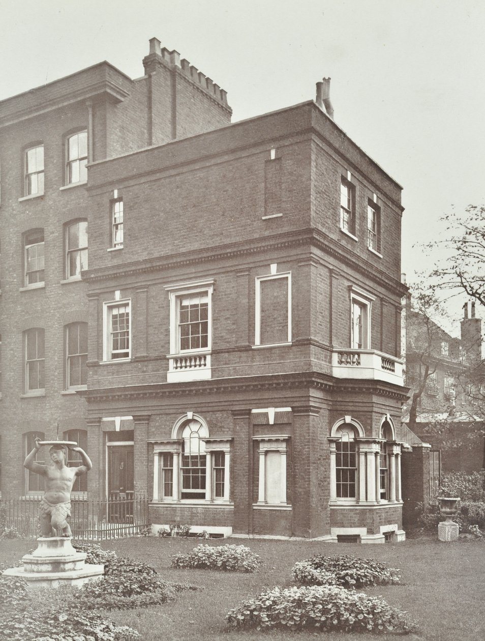 Ansicht des Clements Inn Garden House, 1885 von English Photographer
