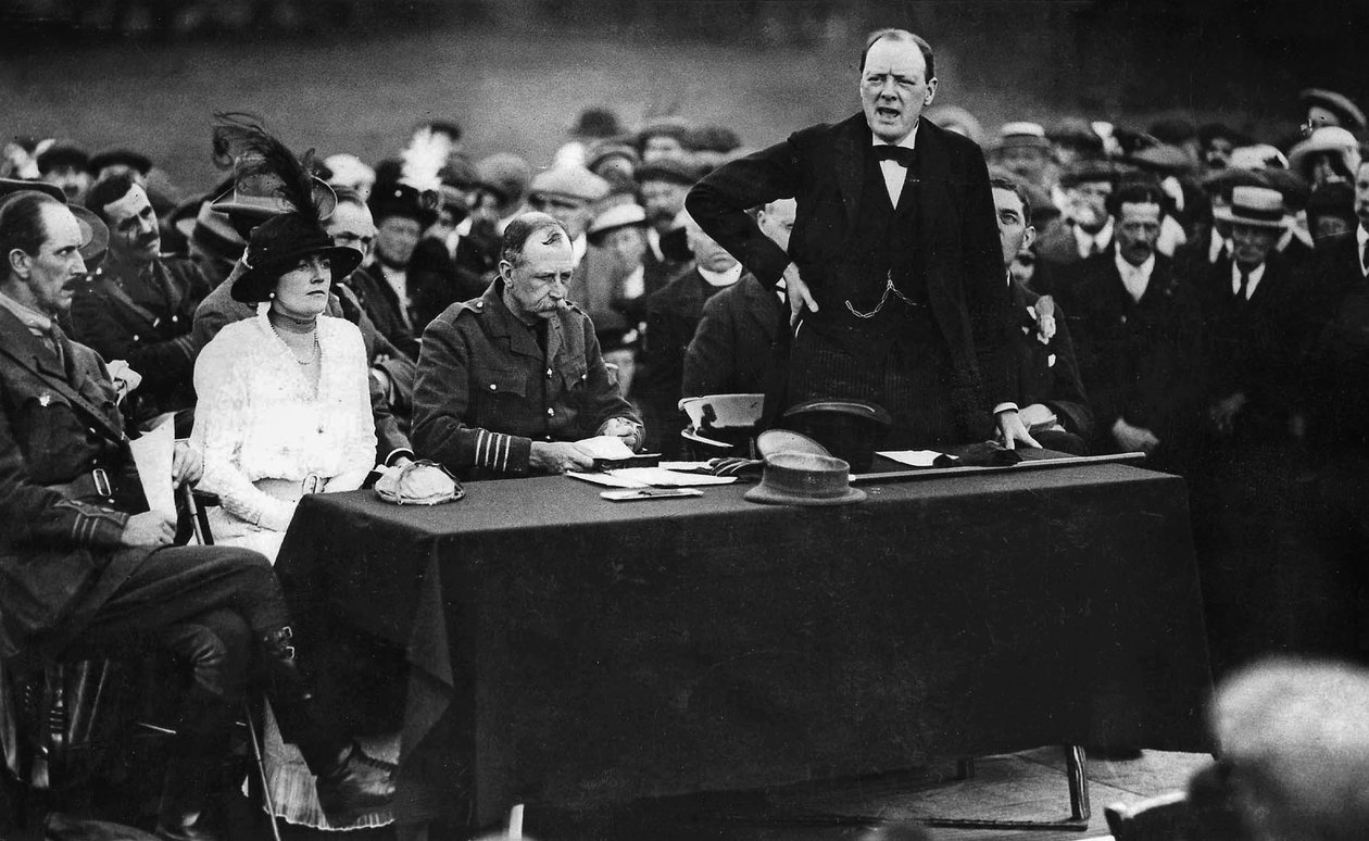 Winston Churchill während einer Rede in Enfield, England von English Photographer