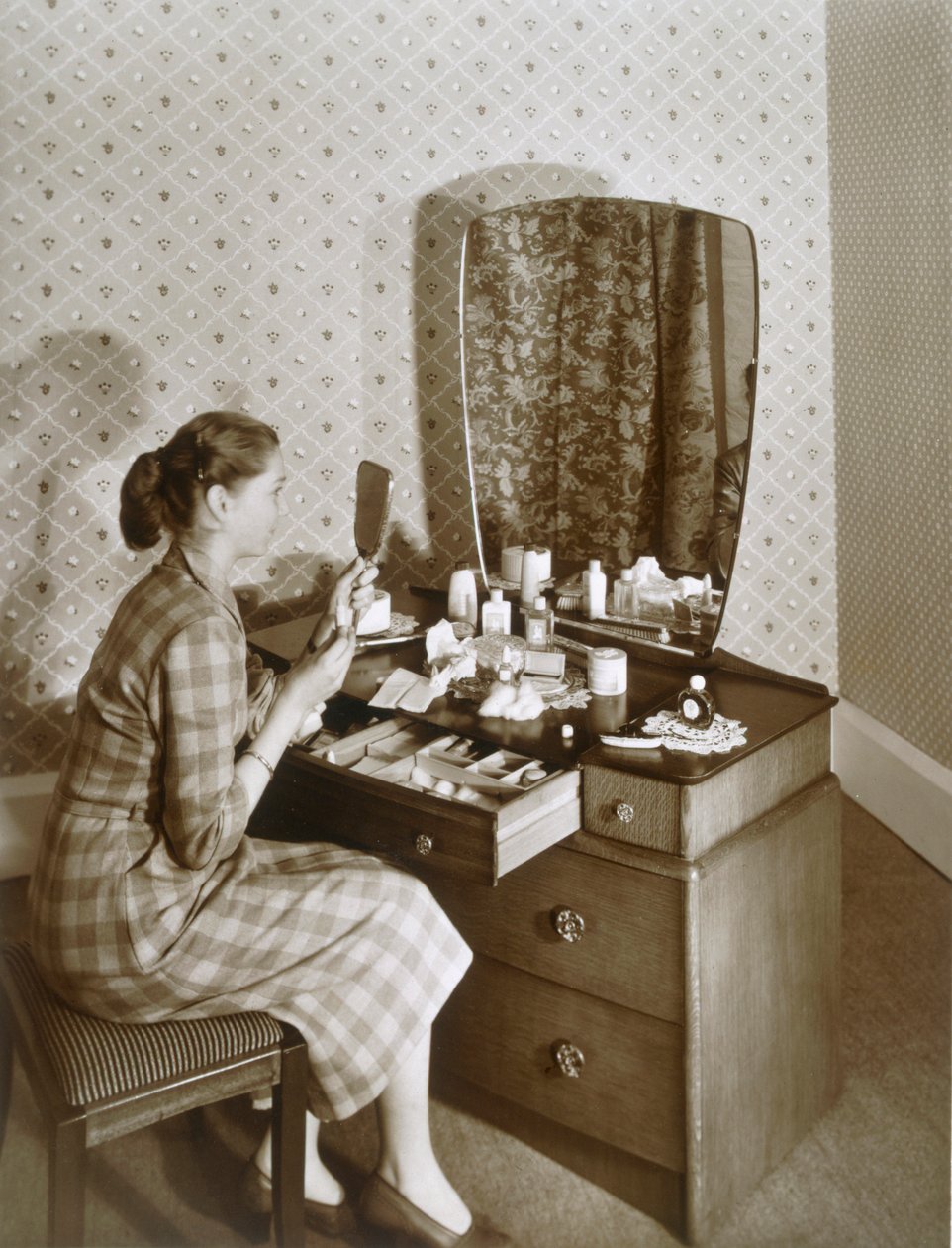 Frau an ihrem Schminktisch, ca. 1955 von English Photographer
