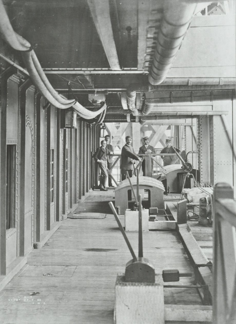 Woolwich Ferry: Nordpontons hydraulische Hebebühne, 1896 von English Photographer