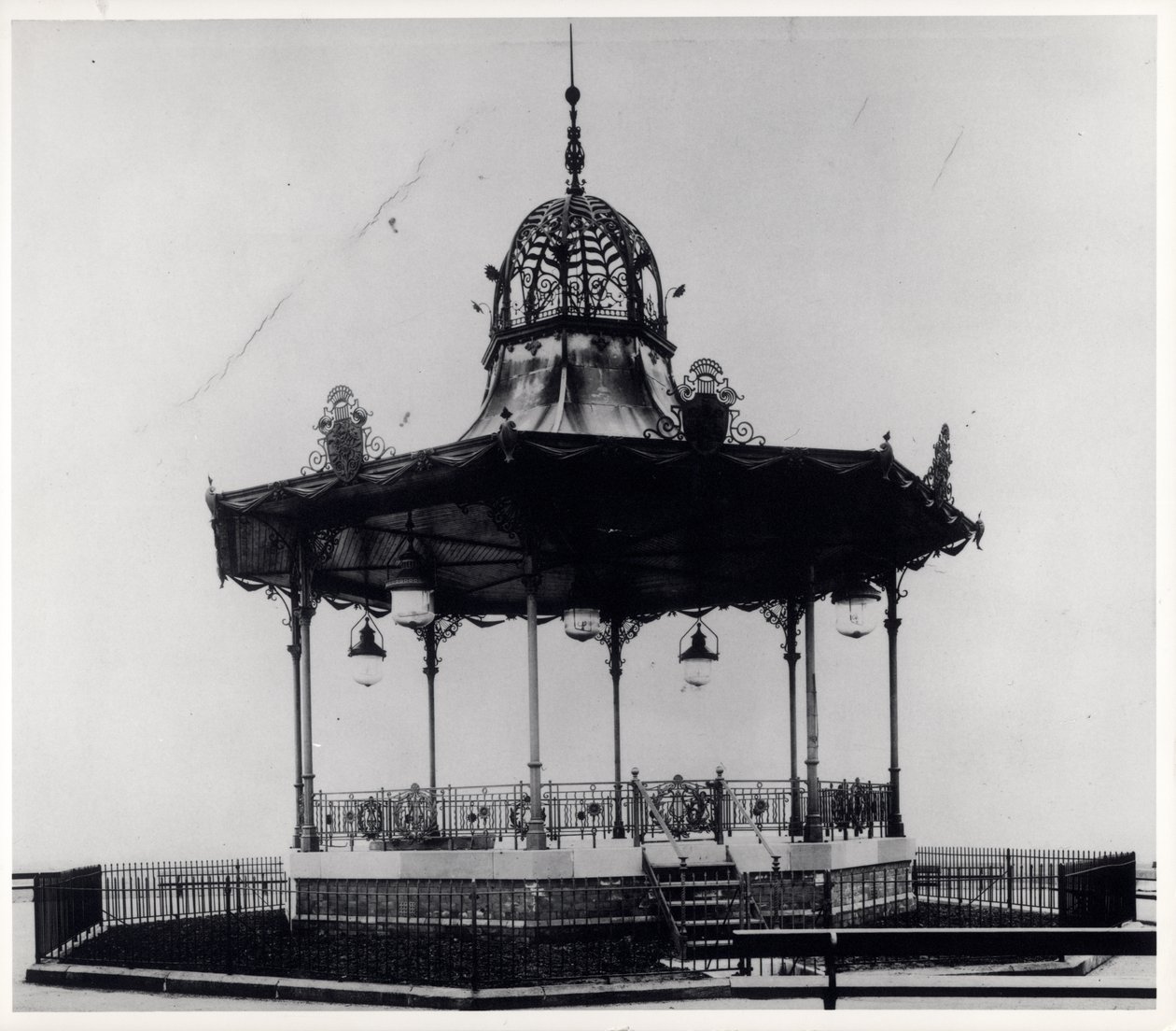 Ornamentaler Musikpavillon im East End Park, Leeds von English Photographer English Photographer
