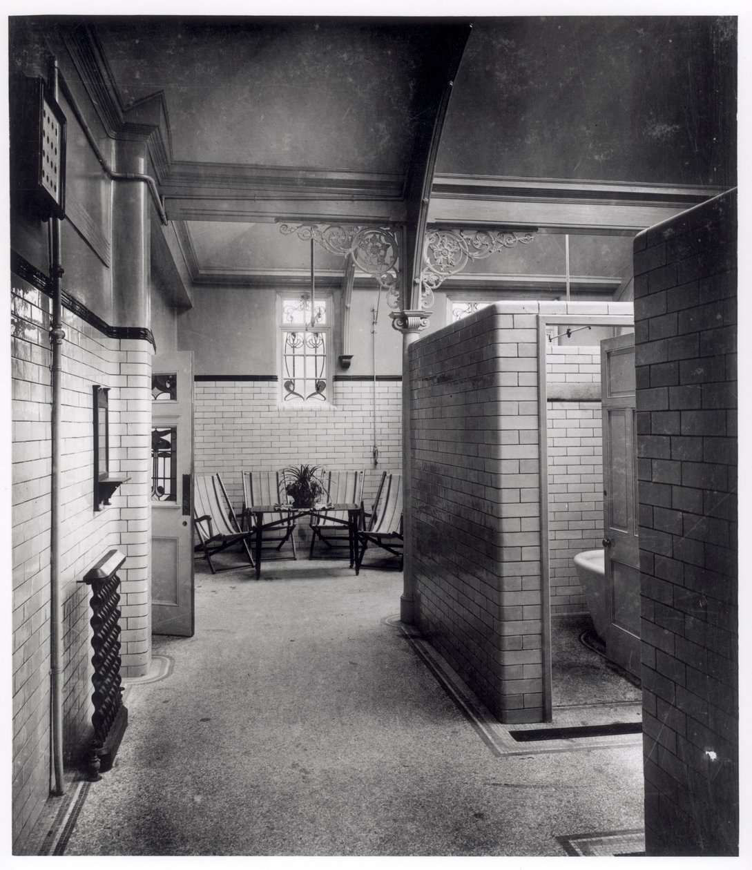 Private Kabinen und Wartebereich der Bramley Baths, Leeds von English Photographer English Photographer