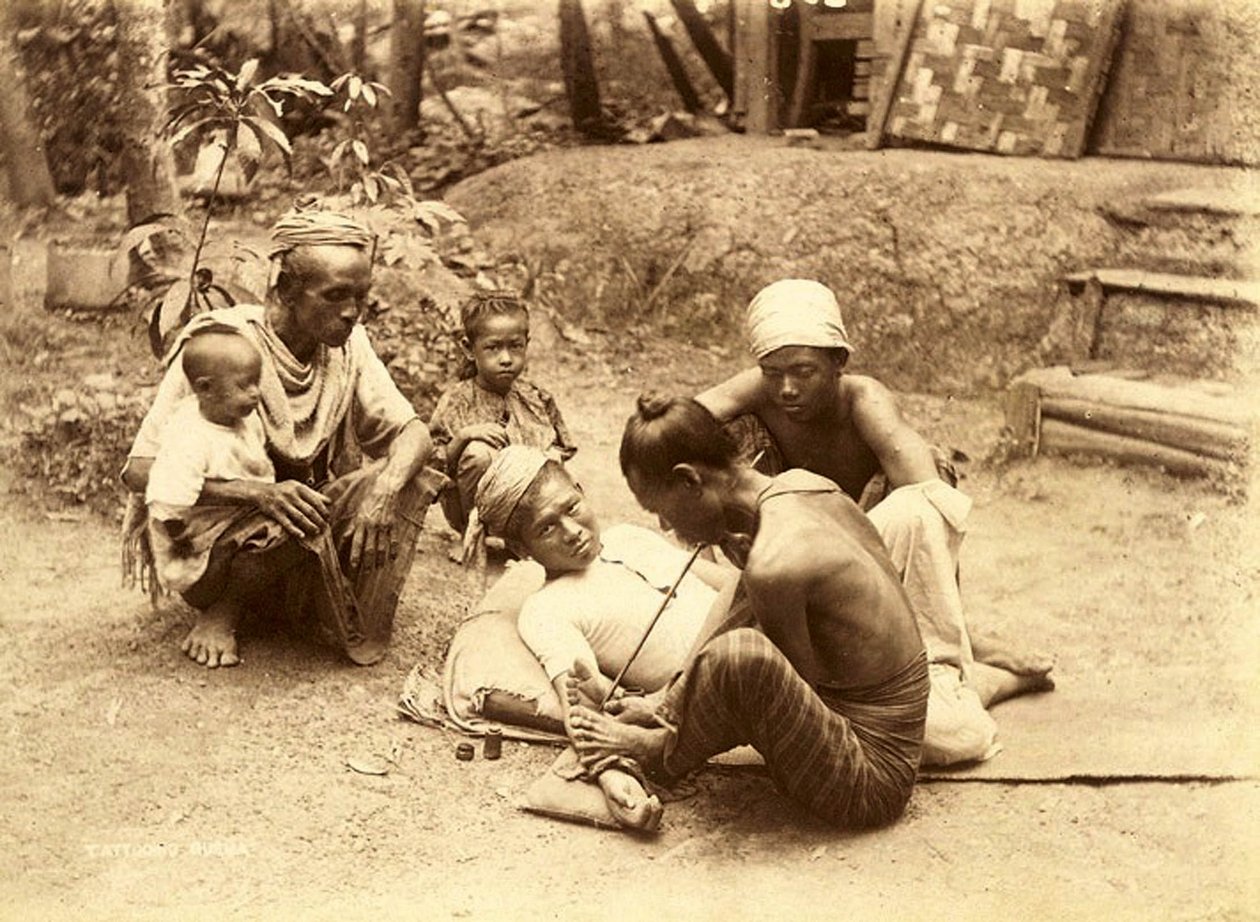 Ein Shan-Mann wird tätowiert, 1890 von English School