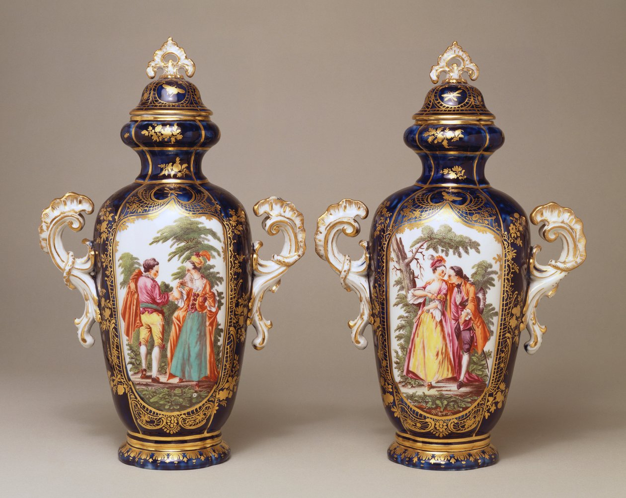 Ein Paar Chelsea blaugrundige, gelappte, sich verjüngende Vasen und Deckel, die Liebende unter Bäumen darstellen, ca. 1765 von English School