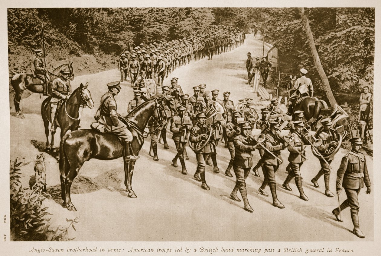 Anglo-Sächsische Brüderlichkeit in den Waffen: Amerikanische Truppen, angeführt von einer britischen Band, marschieren an einem britischen General in Frankreich vorbei, 1914-19 von English School