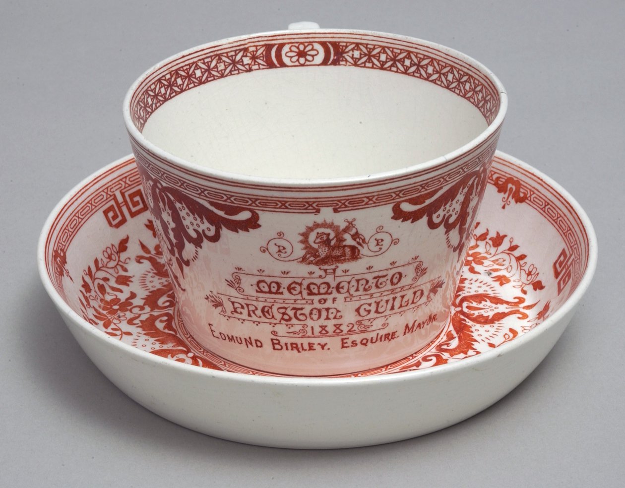 Gedenkteetasse und Untertasse mit der Aufschrift Ein Andenken an die Preston Guild 1882, Minton, England, ca. 1882 von English School