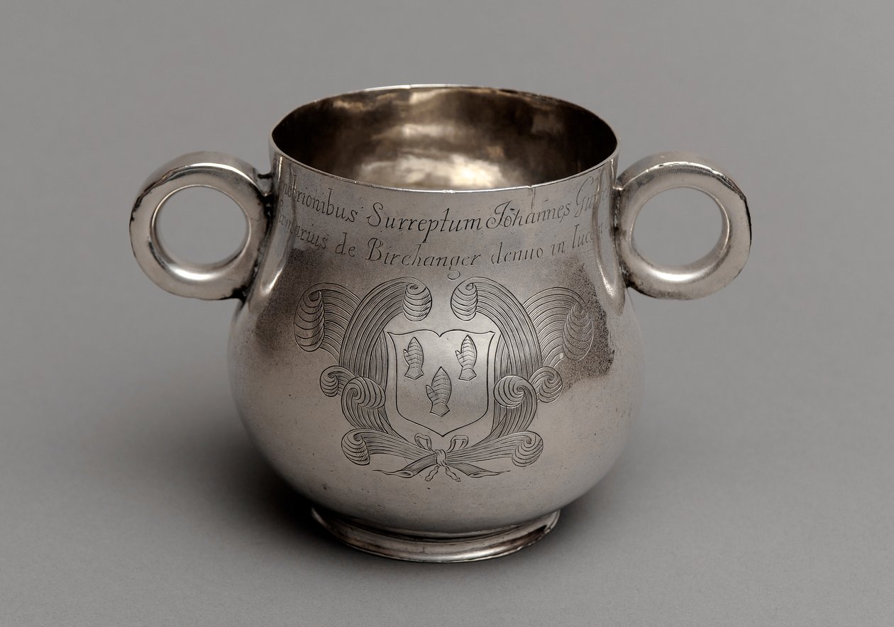 Becher mit großem Bauch und dickem gegossenem Rand, und ein Paar Ochsenaugen-Griffe von English School