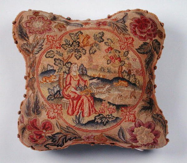 Kissen, in Petit Point bestickt, das eine Frau in einer Landschaft darstellt von English School