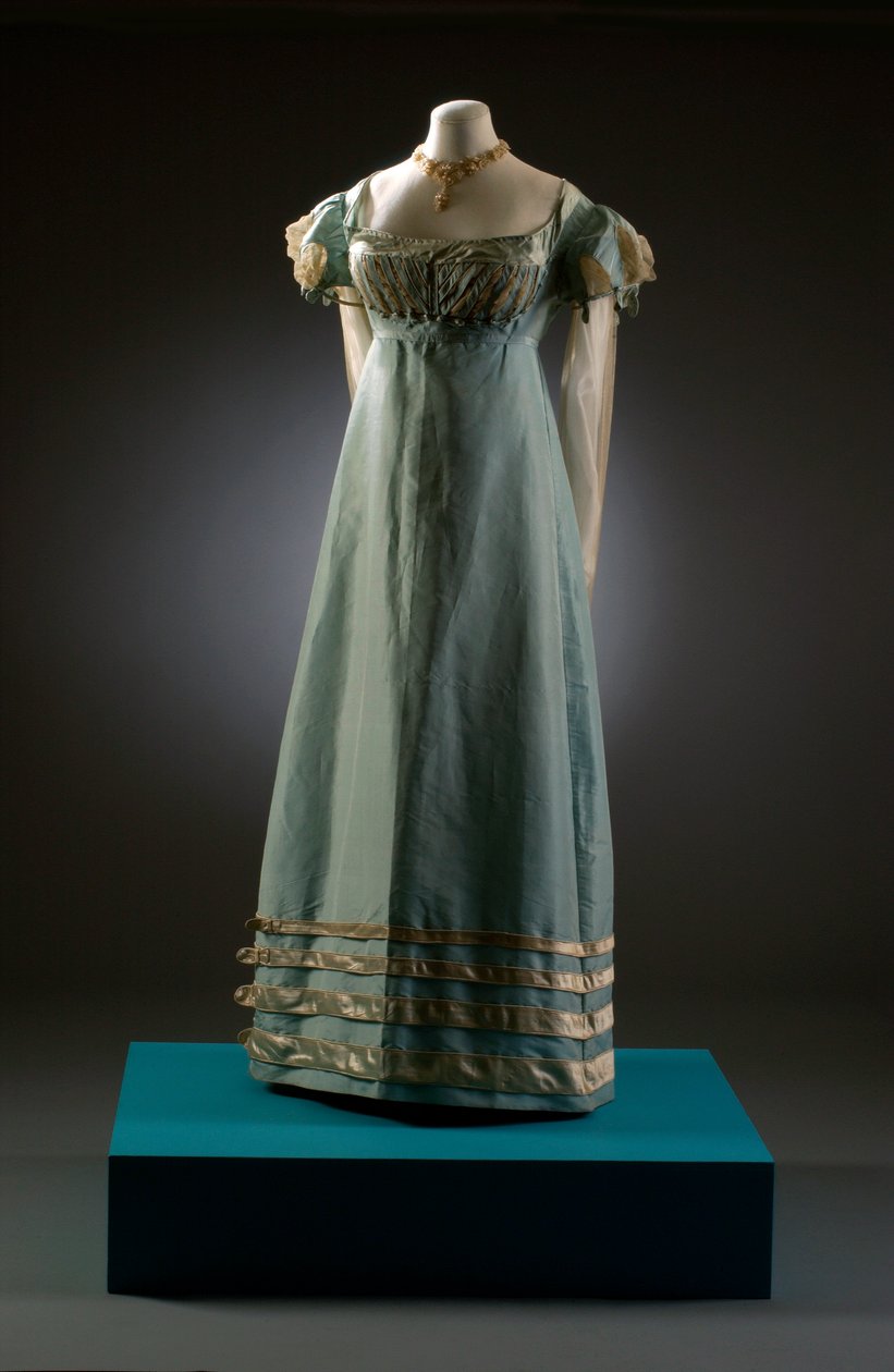 Enteneiblaues Abendkleid mit cremefarbenen Ärmeln, gezeigt mit Perlschmuck, ca. 1819 von English School