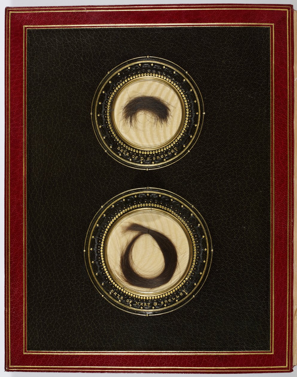 Innenseite des vorderen Einbands, mit Haarlocken von Percy Bysshe Shelley und seiner Frau Mary Shelley von English School
