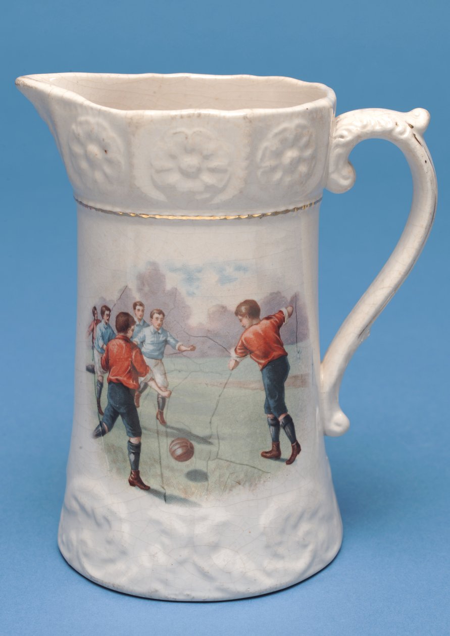 Krug mit Transferdruck-Design eines Fußballspiels (Keramik) von English School