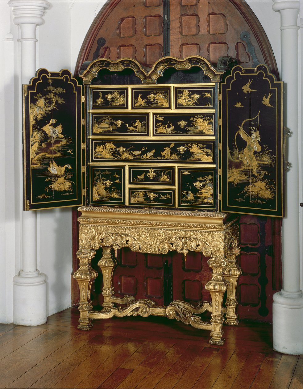 Lackschrank, William-und-Mary-Periode (lackiertes Holz) von English School