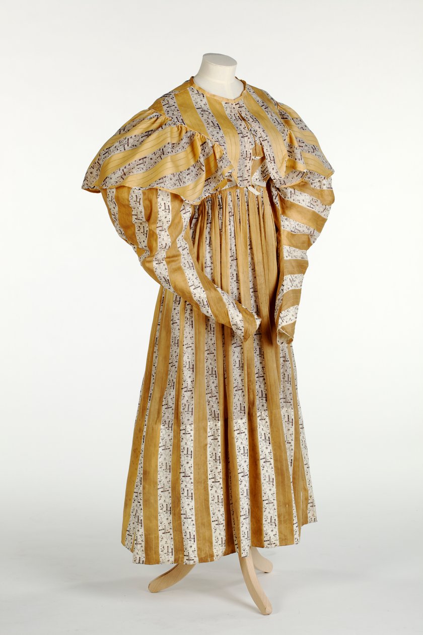 Musselinkleid mit abstraktem mauvefarbenem Muster, gedruckt innerhalb eines gelben und weißen vertikalen Streifenmusters, ca. 1820-30 von English School