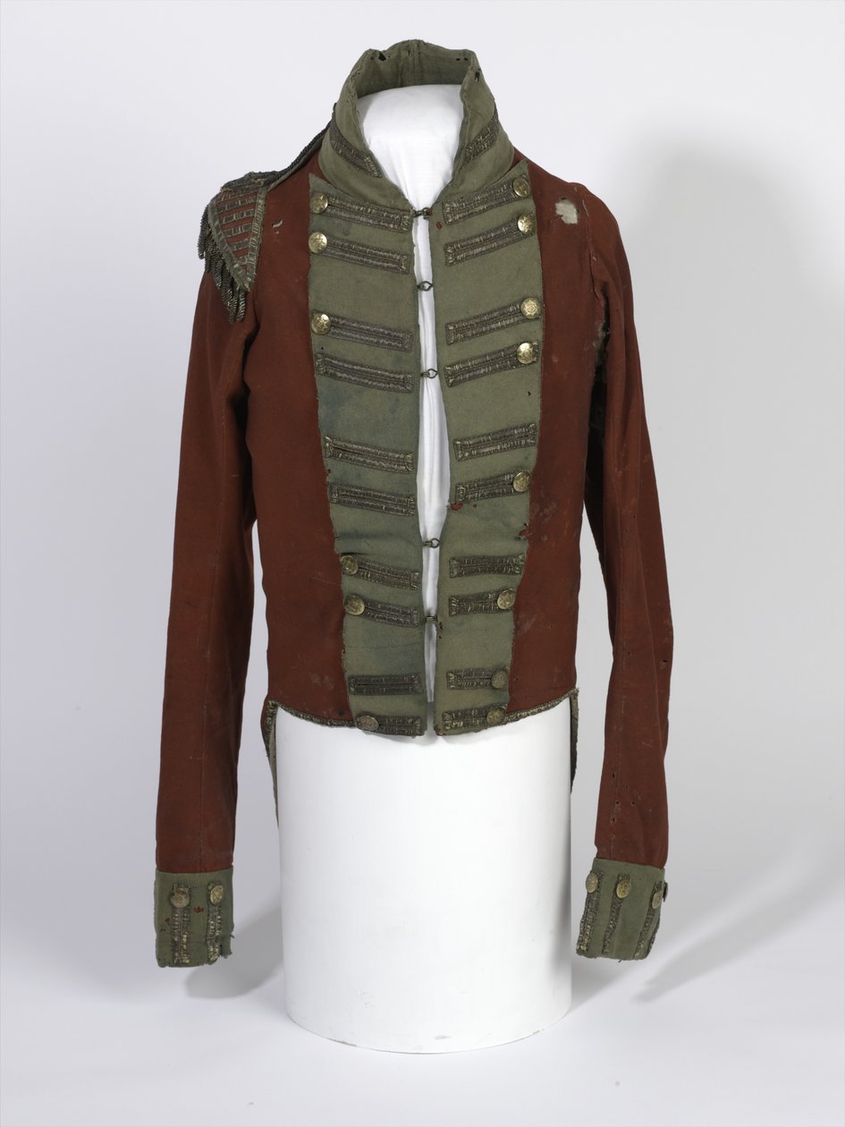 Kurzschwänziger Rock, Leichtkompanieoffiziere, 2. Bn 69. (South Lincolnshire) Regiment, getragen während der Waterloo-Kampagne von Lt. Henry Anderson, ca. 1815 (scharlachroter & grüner Stoff mit vergoldeten Knöpfen) von English School