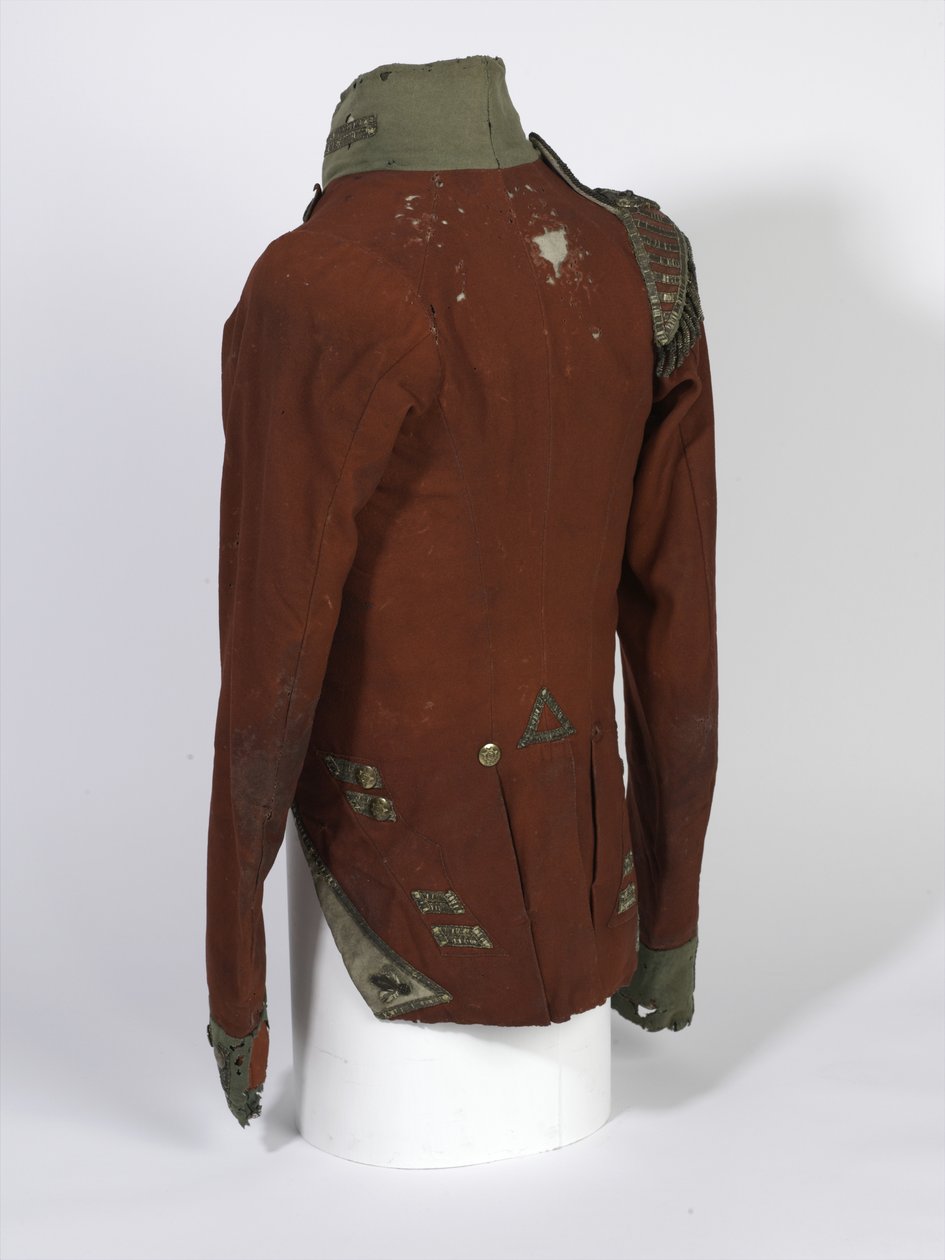 Kurzschwänziger Rock, Leichtkompanieoffiziere, 2. Bn 69. (South Lincolnshire) Regiment, getragen während der Waterloo-Kampagne von Lt. Henry Anderson, ca. 1815 (scharlachroter & grüner Stoff mit vergoldeten Knöpfen) von English School