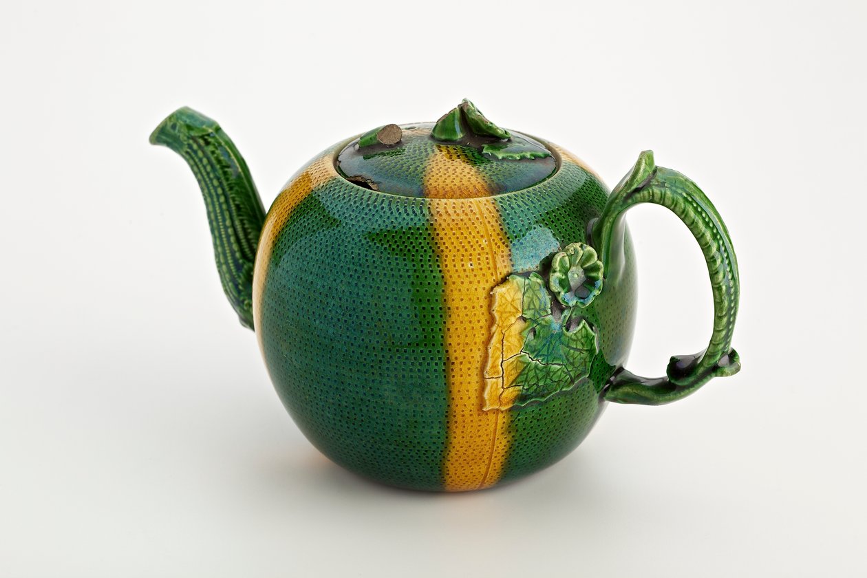 Staffordshire Teekanne mit Krabbenstockgriff und -ausguss, 1750 von English School