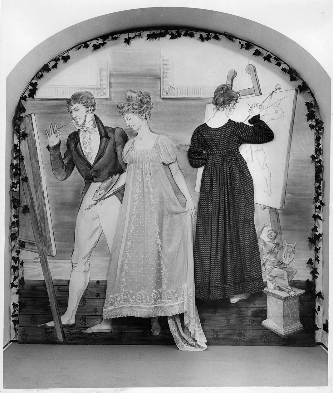 Die Malstunde, Teil einer Ausstellung im Modemuseum mit zwei Tageskleidern, frühes 19. Jahrhundert von English School
