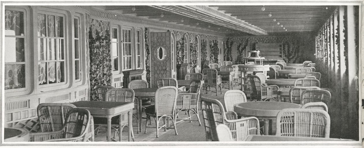 Das prächtige Pariser Café auf der Titanic, mit Gitterwerk und Kletterpflanzen, aus 
