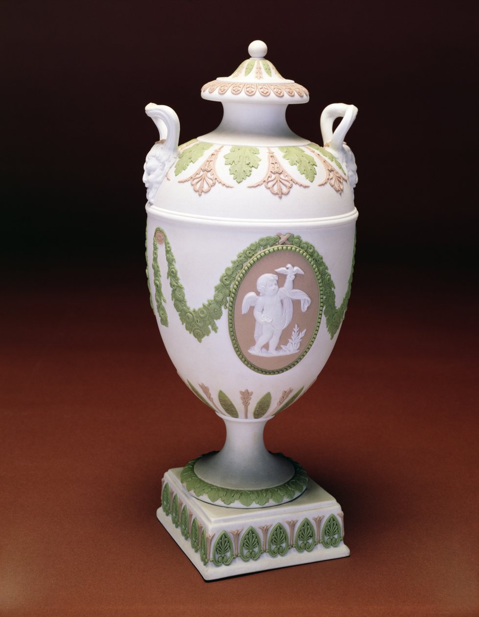 Dreifarbige Jasper-Vase in Urnenform, Modell der Puttenfigur von John Flaxman. Wedgwood ca. 1780 von English School