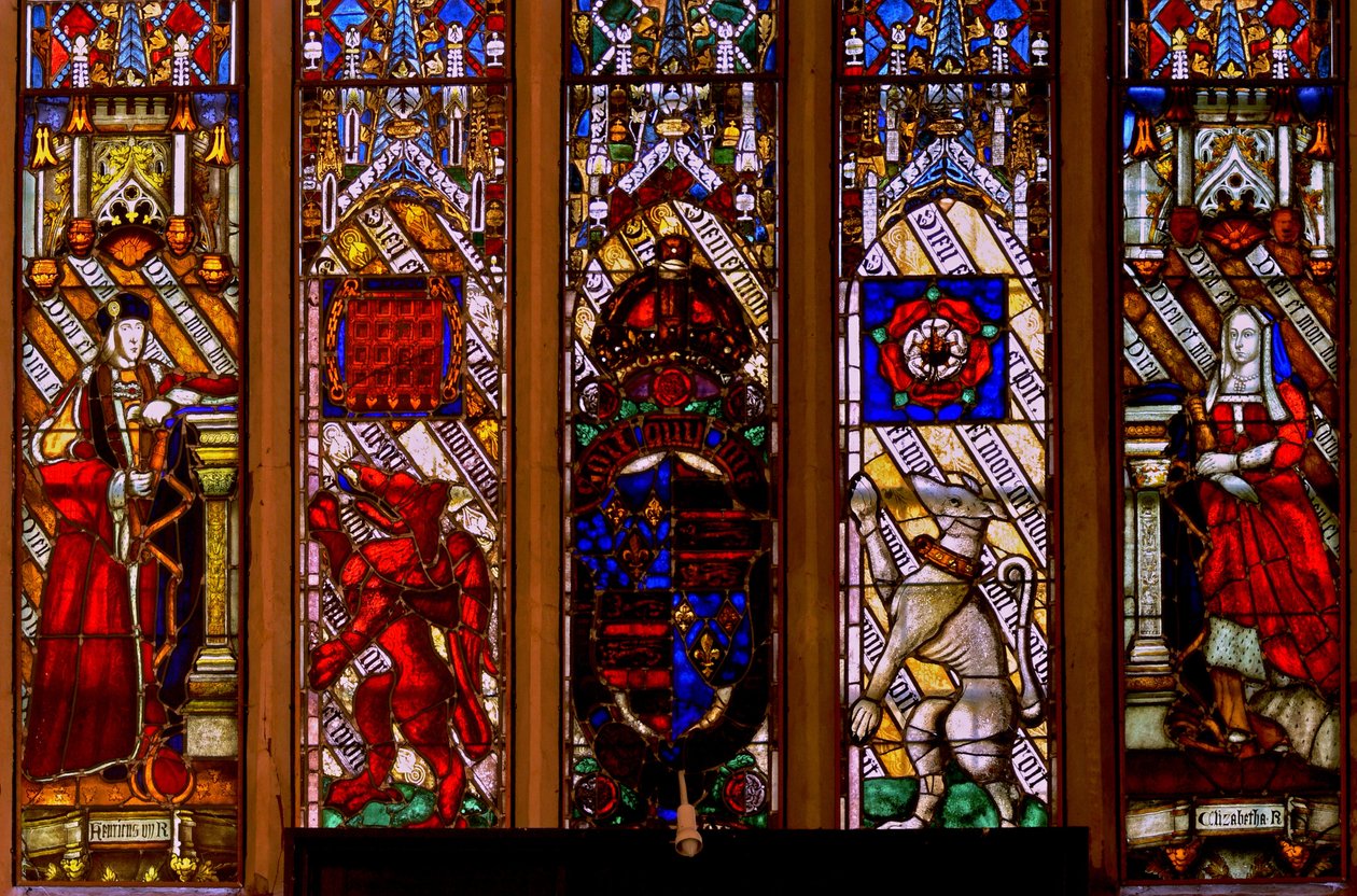 Fenster Ew, Darstellung von Wappen von Heinrich VII. und Elizabeth von York mit Unterstützern von English School