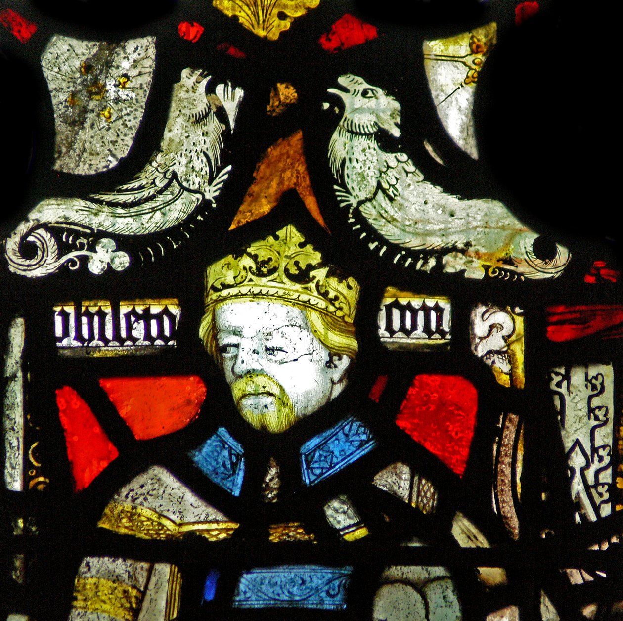 Fenster SaE, Darstellung einer zusammengesetzten Figur eines Königs und eines Erzbischofs; Grotesken von English School