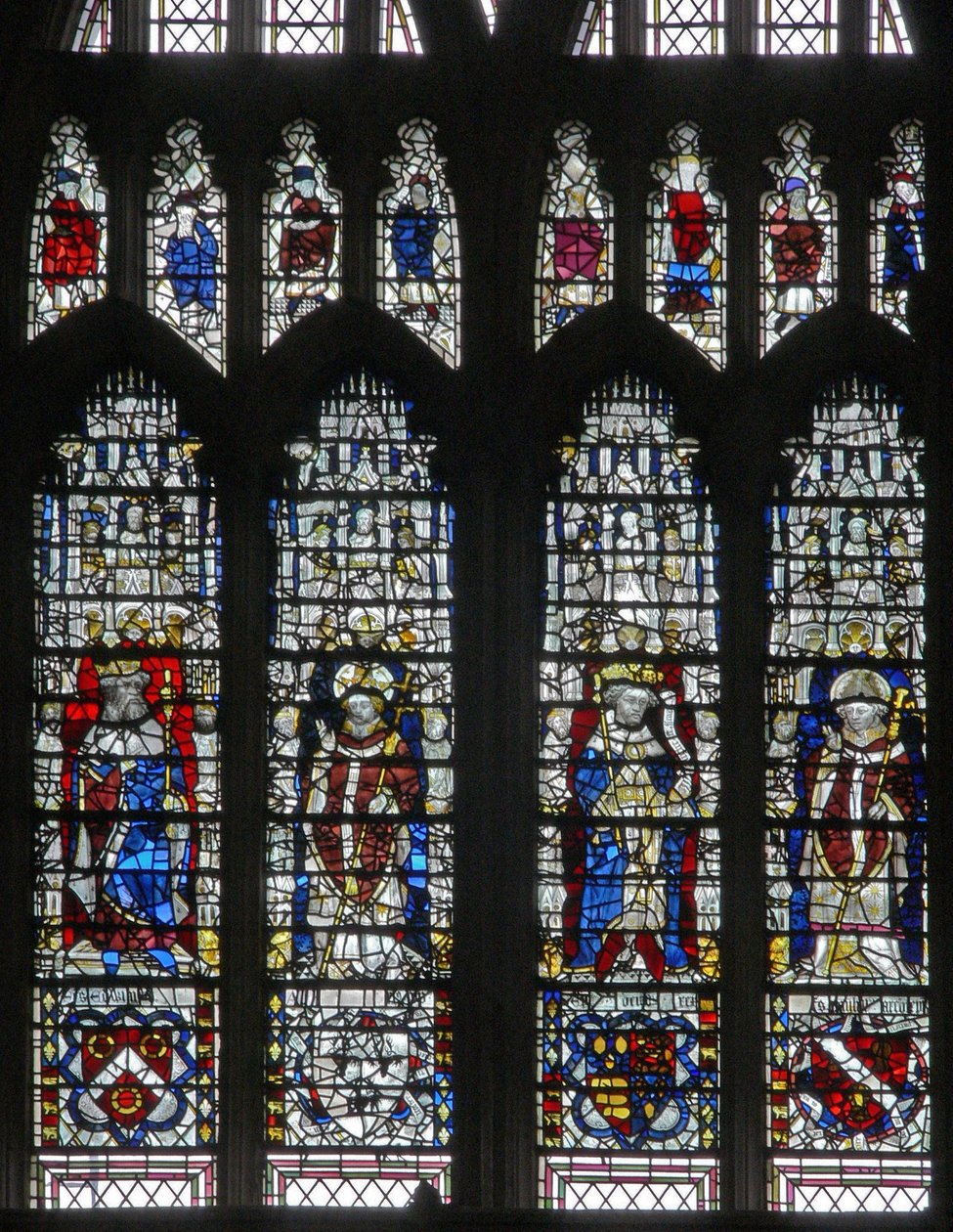 Fenster c17 mit Figuren und Schilden unten von English School