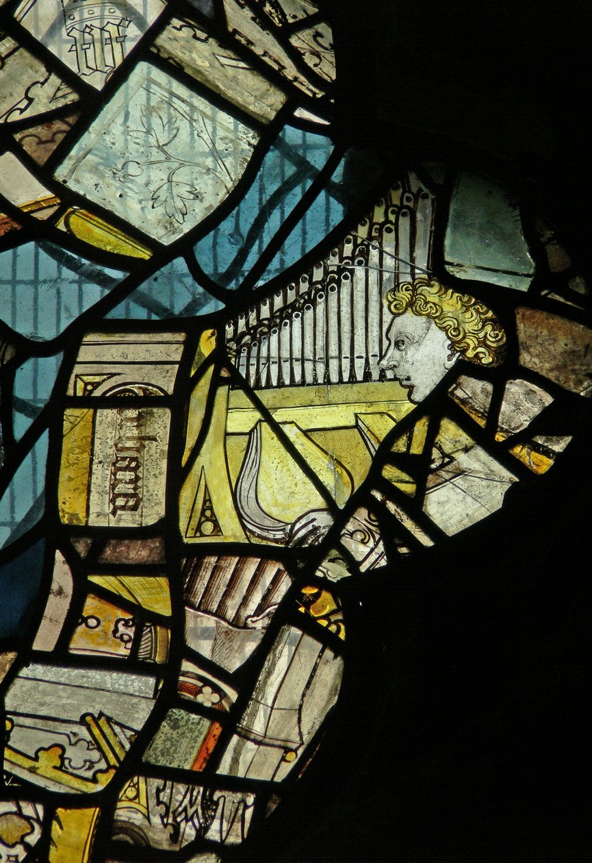Fenster s4, Fragmente darstellend, darunter ein musizierender Engel mit einer Orgel von English School